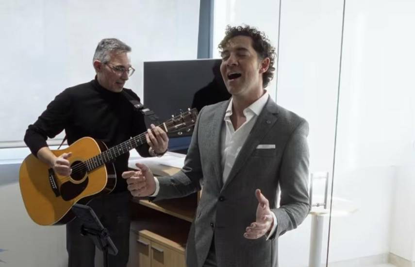 David Bisbal lleva la magia de la Navidad al hospital con una visita inesperada y un concierto para pacientes
