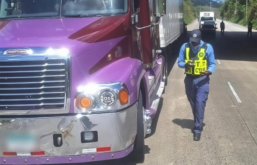 ML | Un agente de la ATTT revisa un vehículo que transporta cargas sobredimensionadas.