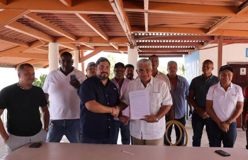ML | Durante la firma del acuerdo del candidato José Raúl Mulino con líderes del sector pesquero.