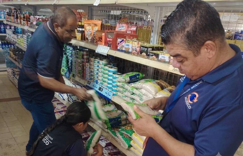 Acodeco retira más de 200 libras de arroz contaminado y productos vencidos en Los Santos