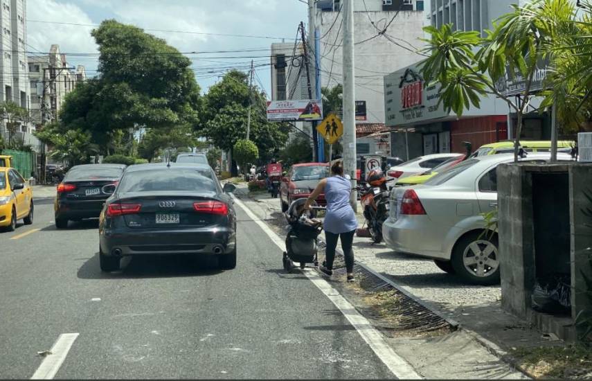 Uso de la acera, pesadilla de los peatones