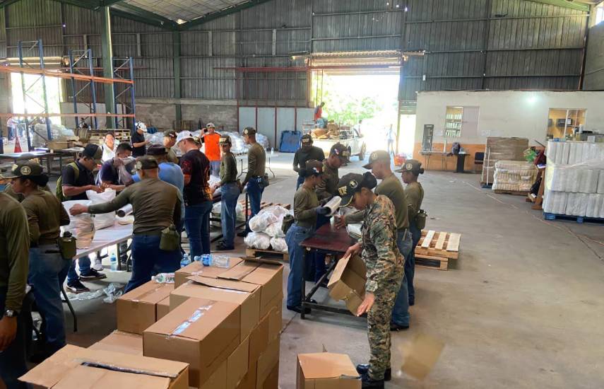 Colchones, alimento, carreteras: la ayuda estatal llega tras sismo