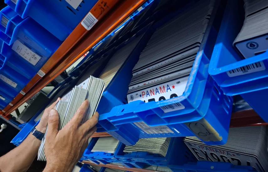 Alcaldía de Panamá inicia la entrega de placas para autos y motocicletas nuevos de 2026