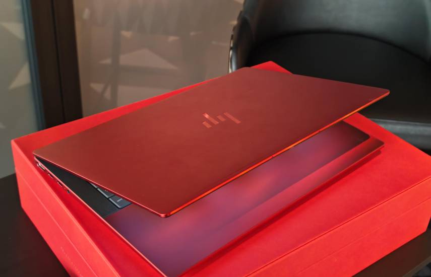 HP y Scuderia Ferrari llevan la ingeniería, el diseño y la tecnología a su nuevo PC con IA de edición limitada