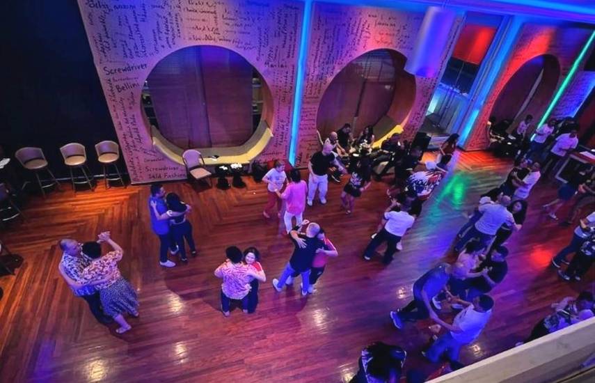 Ritmos latinos llevan el baile a espacios sociales