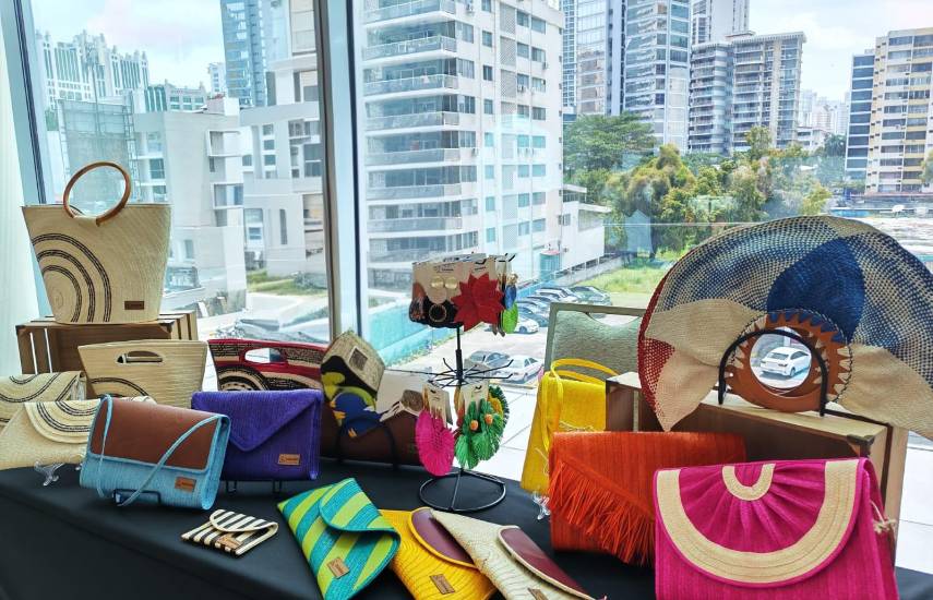 Zhana Accesorios apuesta por vender bolsos y aretes únicos