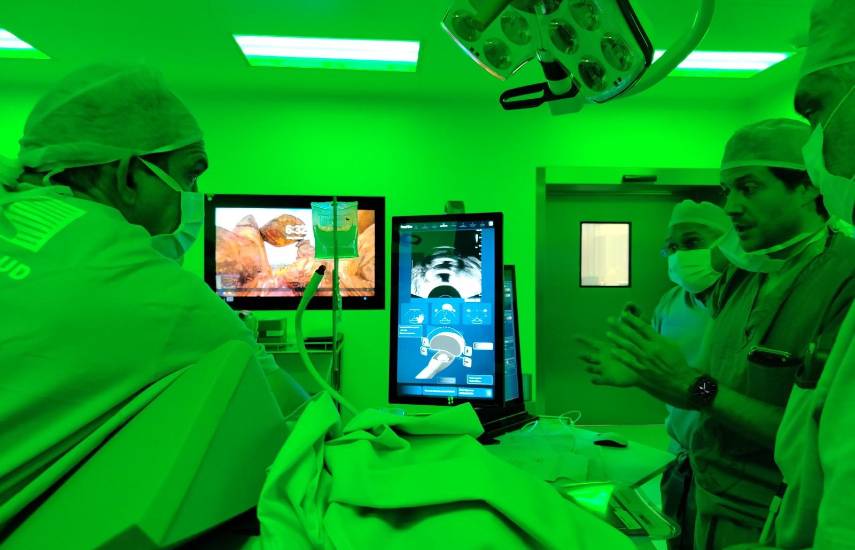 Panamá marca un hito con primera cirugía robótica de próstata a distancia