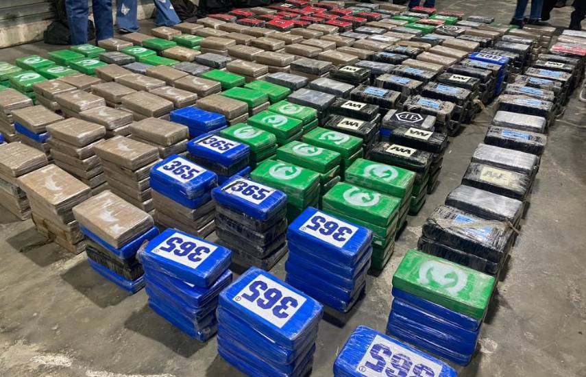 Incautan 925 paquetes de presunta droga en un puerto de Colón