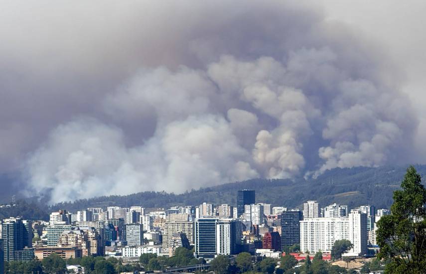 Aumentan a 15 los fallecidos y a más de 50.000 los evacuados por incendios en sur de Chile