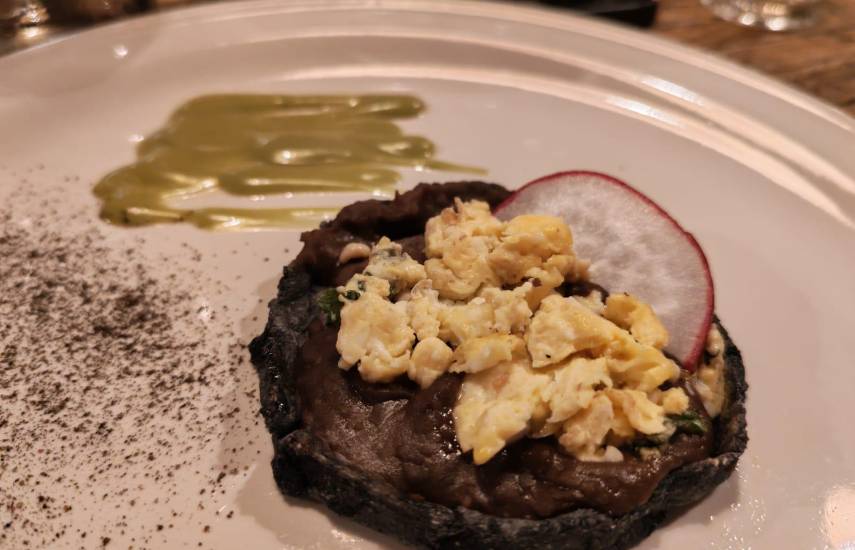 $!ML | Sope de escamoles: La larva de hormiga, el caviar mexicano, sobre cama de frijol negro, ceniza de tortilla y crema de aguacate.