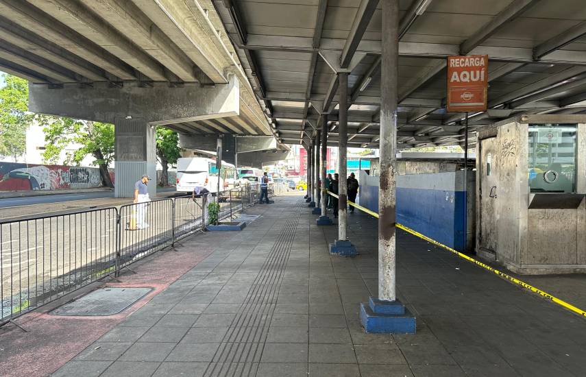 Reordenamiento comercial y mejoras urbanas en el Mercado El Cruce de Calidonia