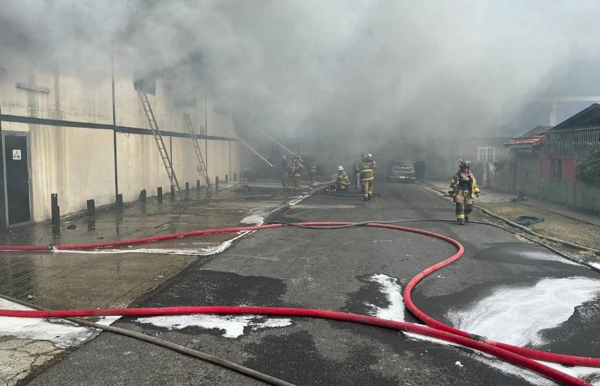 Bomberos realizan labores de extinción y control de incendio en Río Abajo