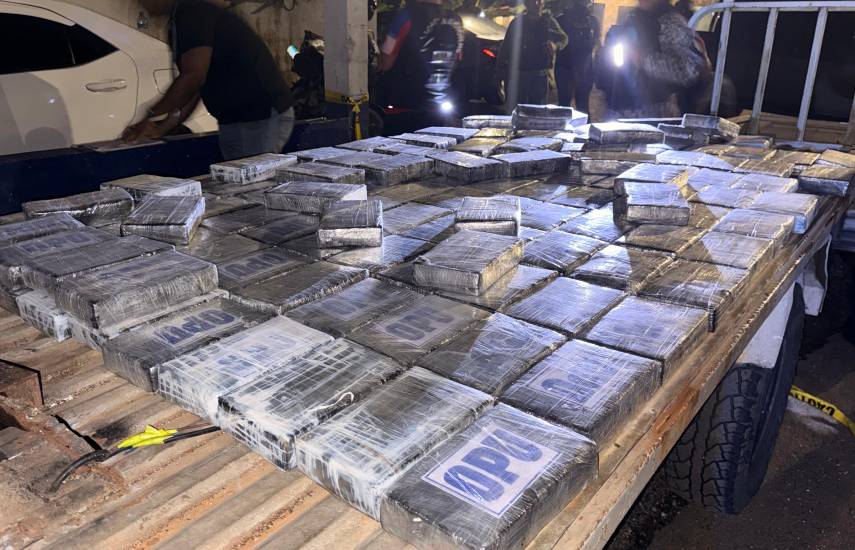 Decomisan 150 paquetes de presunta droga ocultos en un camión en María Chiquita