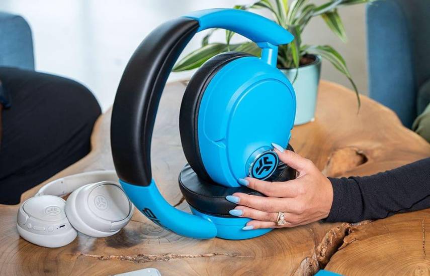 Los nuevos auriculares Blue XL de JLab son extremadamente grandes y funcionan como un altavoz