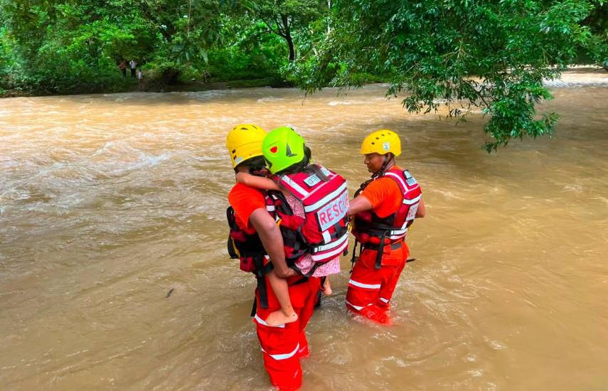 El Sinaproc rescata a seis personas aisladas por la crecida de un río en Bocas del Toro