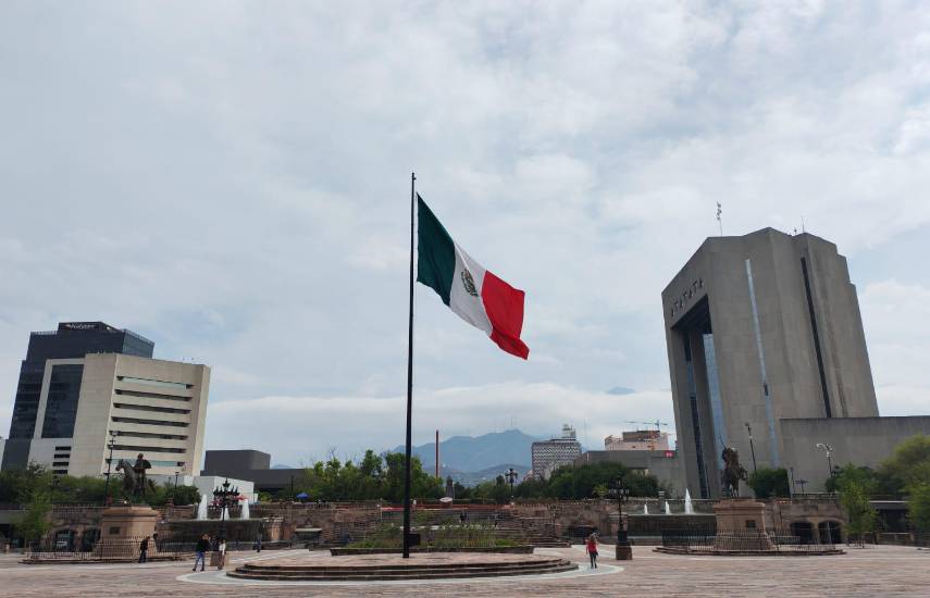 $!Y. Ortiz | La Macroplaza o Gran Plaza es la plaza más grande de México y una de las 5 más grandes del mundo, con una extensión de 40 hectáreas (400,000 m²).