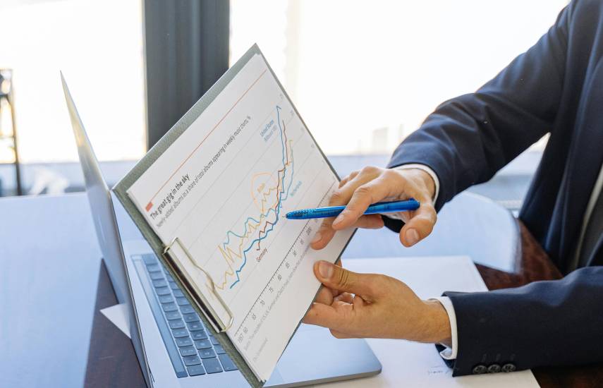 PEXELS | Una persona analizando estadísticas.