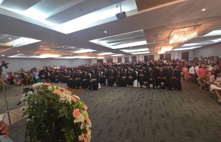 Orgullo en Veraguas: 179 nuevos maestros se gradúan de la Escuela Normal