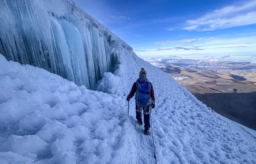 Alpinista veragüense conquista la cima del volcán Chimborazo en Ecuador