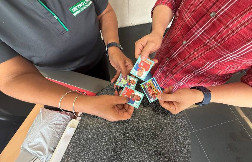 El intercambio de figuritas es clave para completar la colección