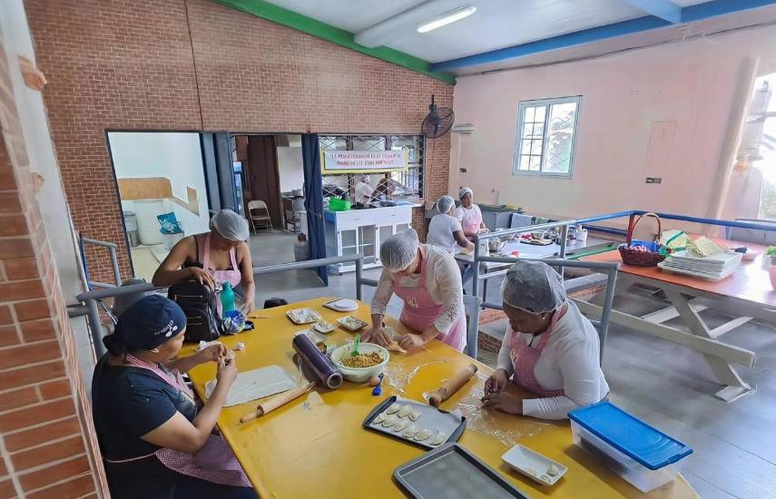 Cortesía | Madres en el curso de pastelería profesional que realizó “Mi Primera Cremita”, gracias a la Pastoral Social Cáritas Arquidiocesana.