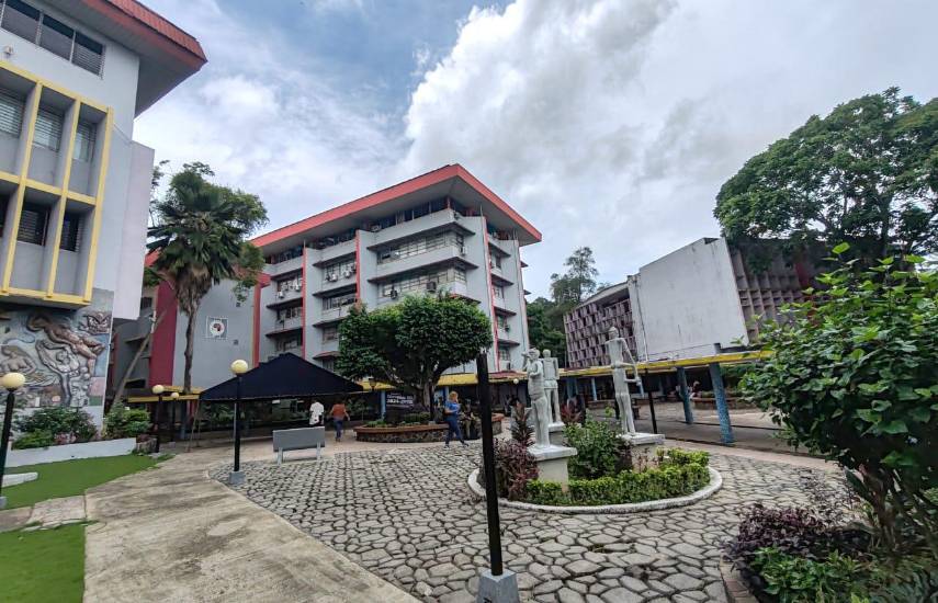 ML | Parque entre las facultades de Humanidades y Comunicación Social de la Universidad de Panamá.