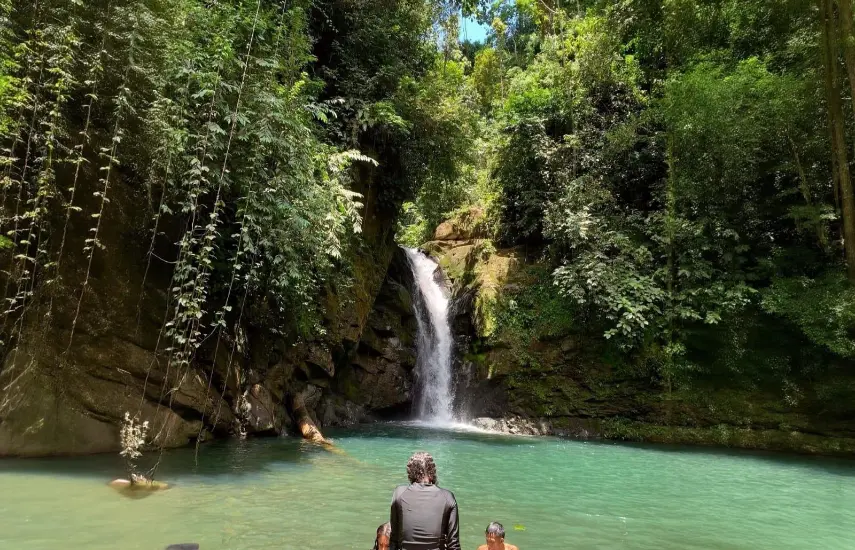 Cortesía | La Cascada Canela ofrece una caminata de 30 minutos. El recorrido solo se puede realizar con guías locales, porque se encuentra en un entorno selvático virgen.