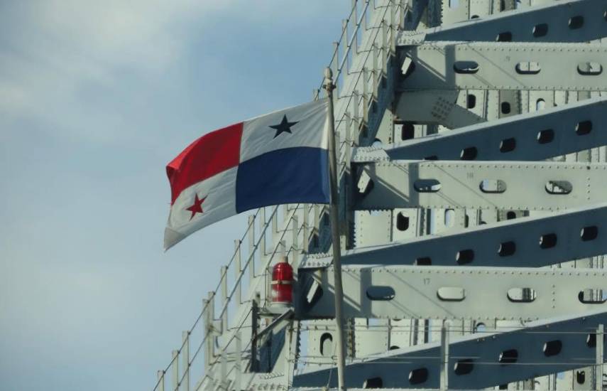 Cortesía @rickychiepanama | Bandera en el Puente de las Américas.