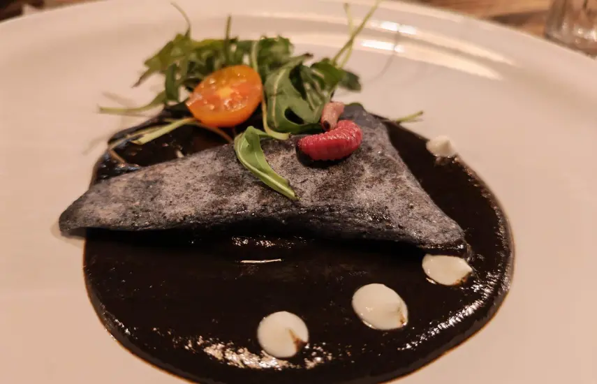 ML | Tetela oaxaqueña de maíz con mole de 37 ingredientes, en cenizas, coronado chinicuiles (gusano rojo del agave o manguey).