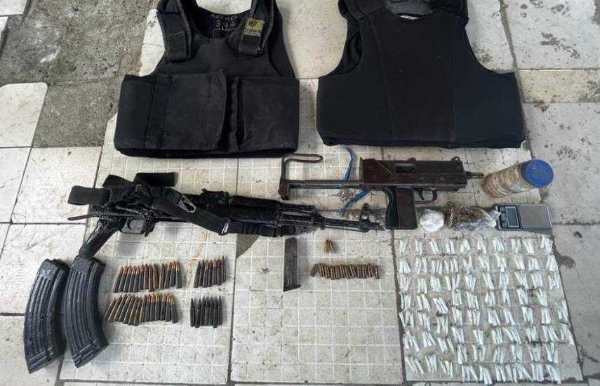 Decomisan armas, chalecos y presunta droga en operativo en Pueblo Nuevo