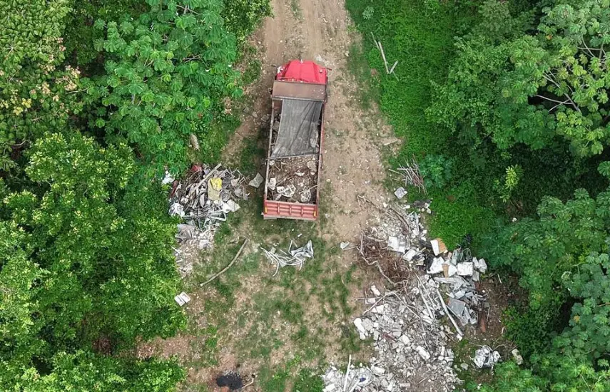 MiAMBIENTE retiene camión con caliche que se dirigía a un terreno cerca del Aeropuerto de Tocumen