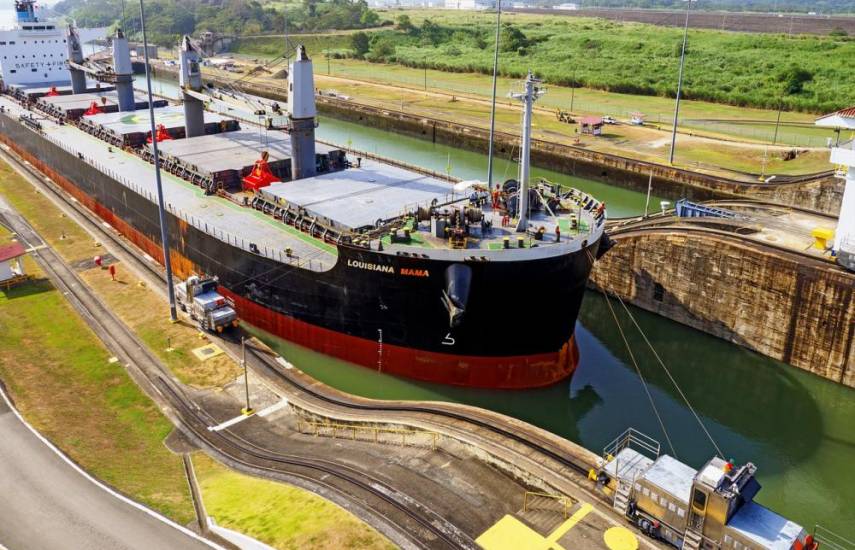 PIXABAY | Un buque transitando por el Canal de Panamá.