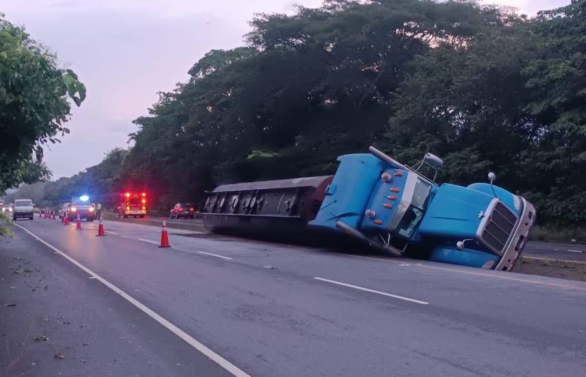 Bomberos atienden vuelco de carro cisterna con combustible en Natá