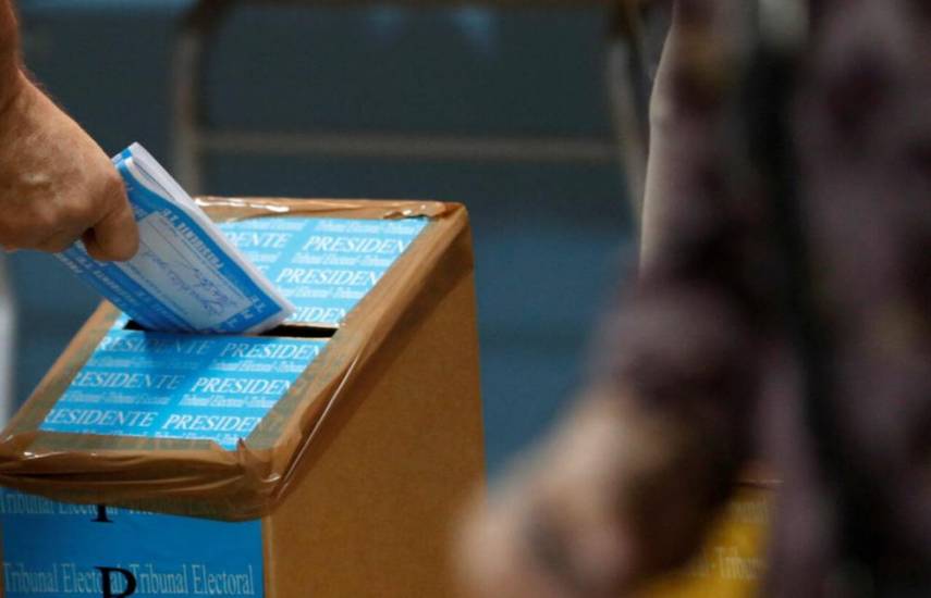 AFP | Una personas coloca una papeleta en una urna.