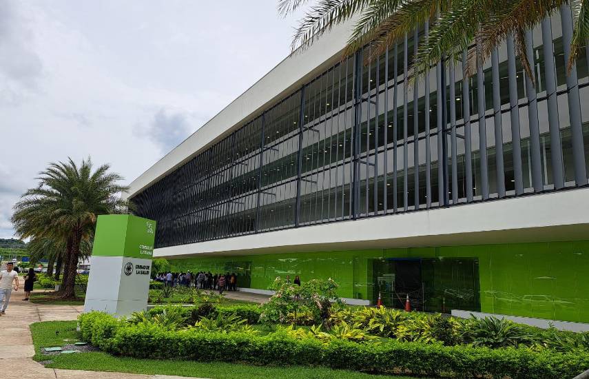 Dino Mon se pronuncia por las largas filas en la Ciudad de la Salud y garantiza citas a todos los presentes