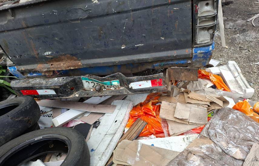 MiAmbiente retiene vehículo usado para tirar basura en sitio “inadecuado”