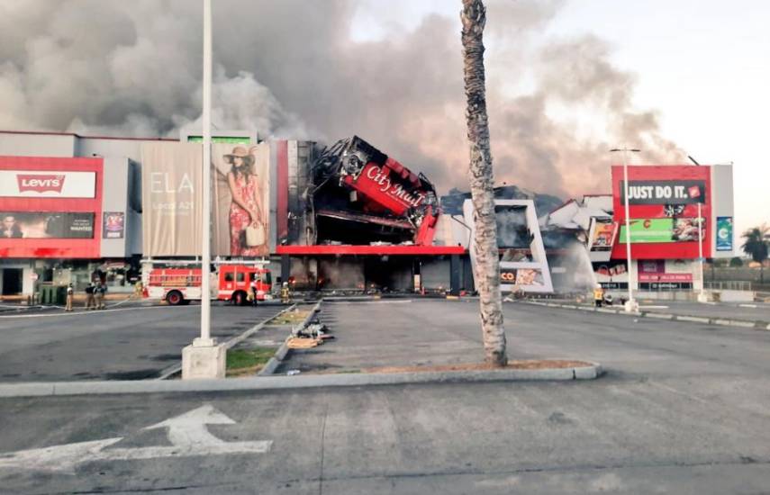 Bomberos atienden incendio en el City Mall de David