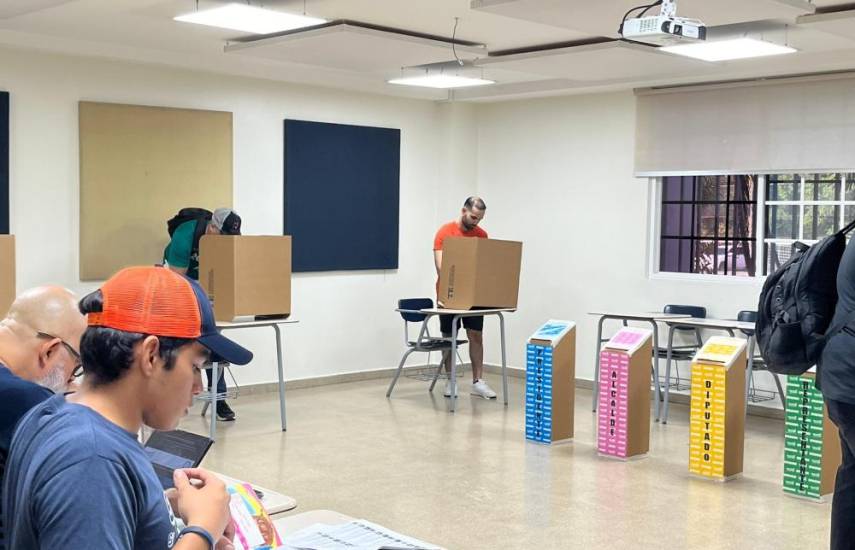 Panameños ejerciendo su derecho al voto.