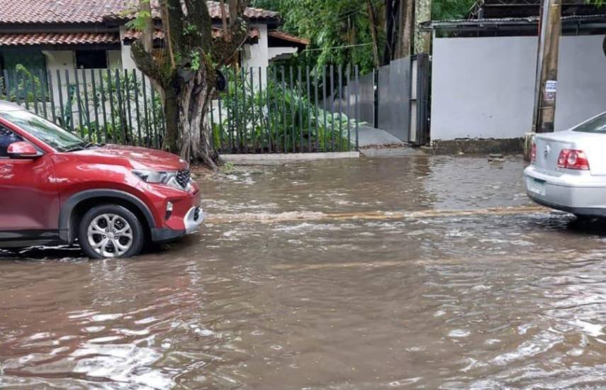 Reportan calles anegadas en la capital por fuerte lluvia