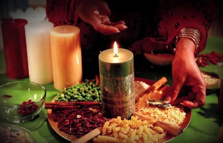 Freepik | Una persona se prepara para recibir el nuevo año realizando diferentes rituales con velas, canela, granos, incienso y dinero, para disfrutar de prosperidad.