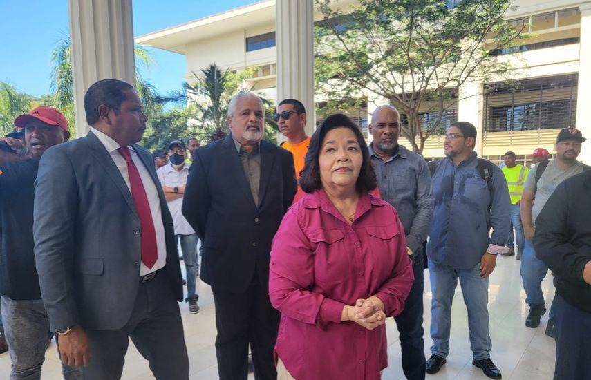 Presidenciales opinan sobre contrato minero