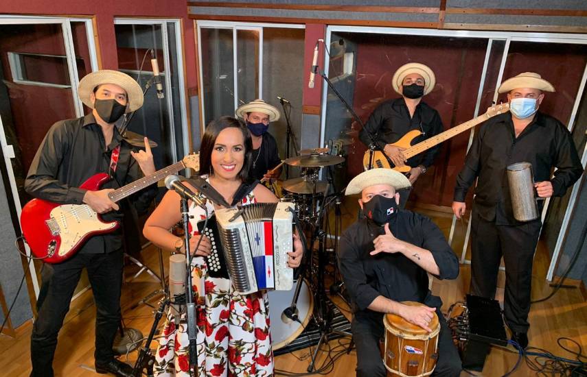 Artista Yeyny Santamaría: La maestra del acordeón