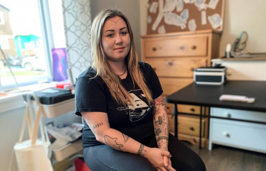 Los tatuajes faciales de las mujeres inuit resurgen en el extremo norte de Canadá