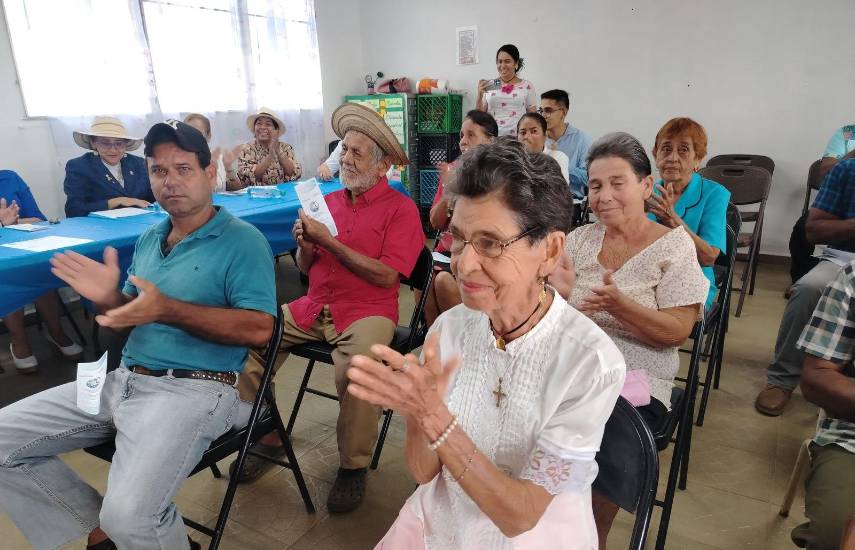 Un grupo de adultos mayores aprende a leer y escribir