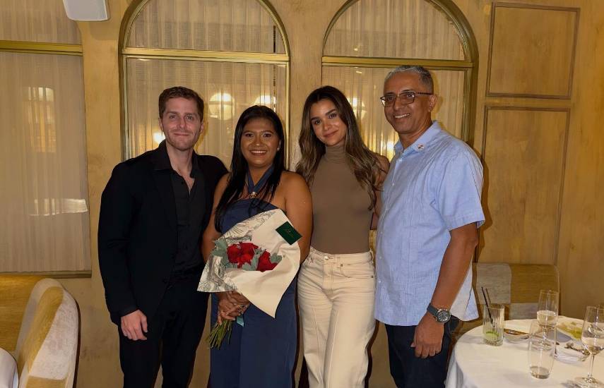 Mayer Mizrachi cenó con Rosa Beatriz, ganadora de la rifa “Una noche con Mayer”