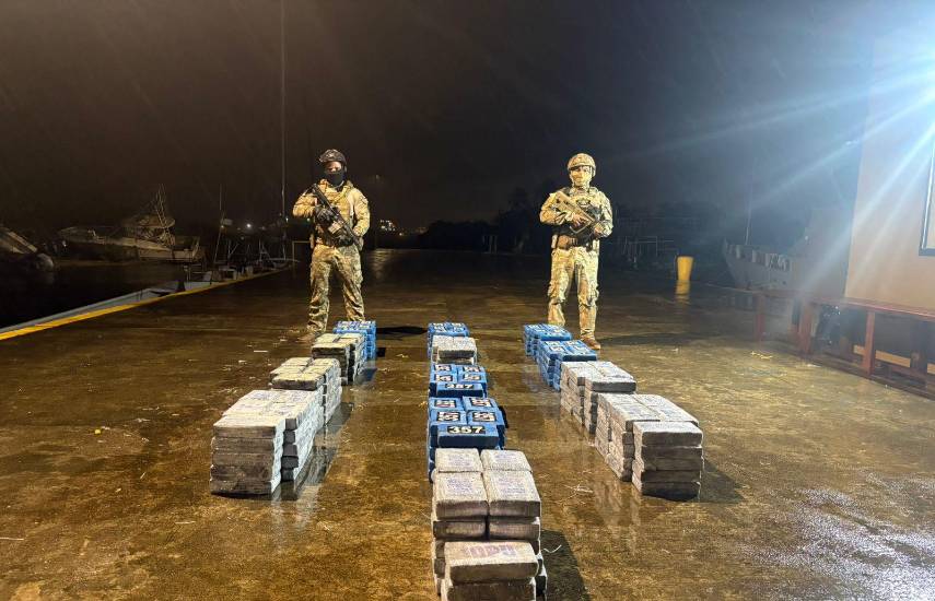 Aeronaval incautó más de 500 paquetes de presunta droga y captura a 4 personas