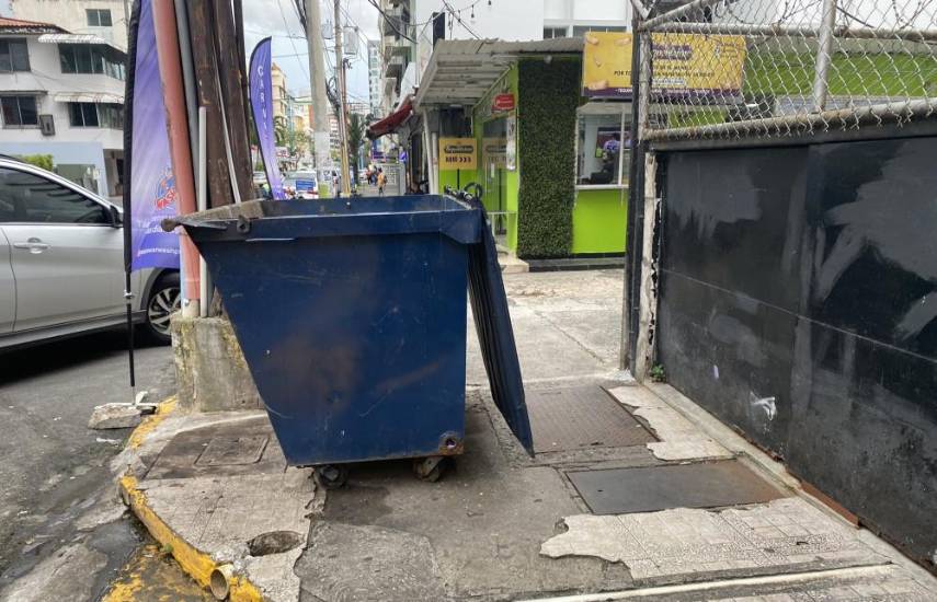 Uso de la acera, pesadilla de los peatones