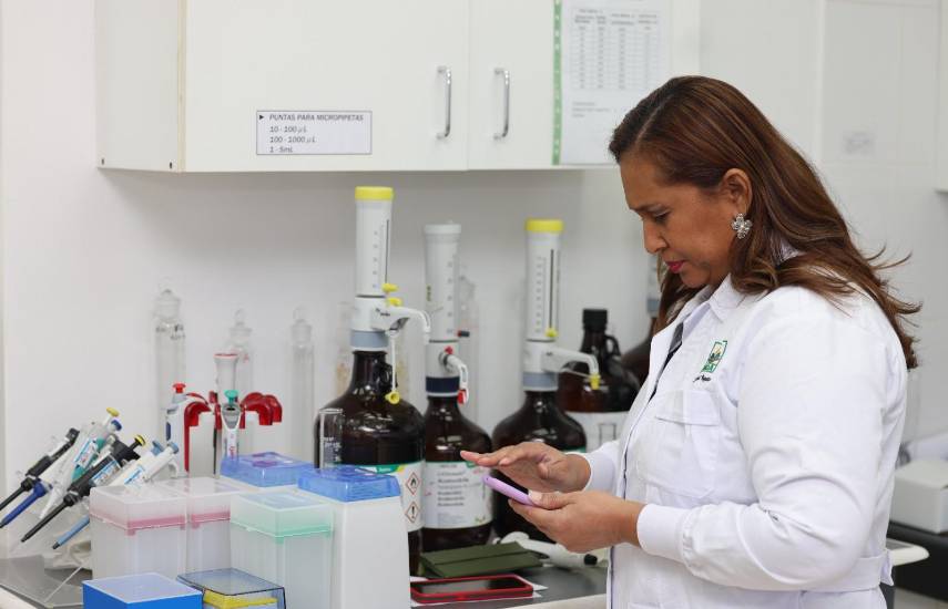 Laboratorio del MIDA recibe reconocimiento internacional por sus estándares de calidad