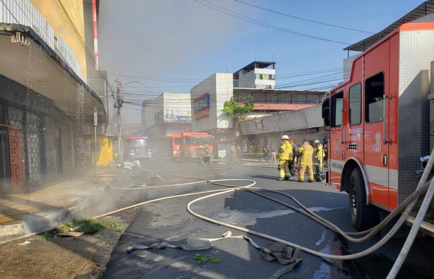 Reportan incendio de locales comerciales en Calidonia