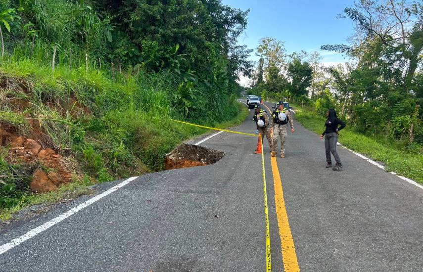 Inspeccionan daños por hundimientos en carretera hacia Ballena, en Chiriquí Grande